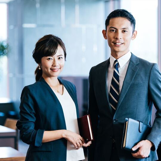 事務所で働くスタッフ