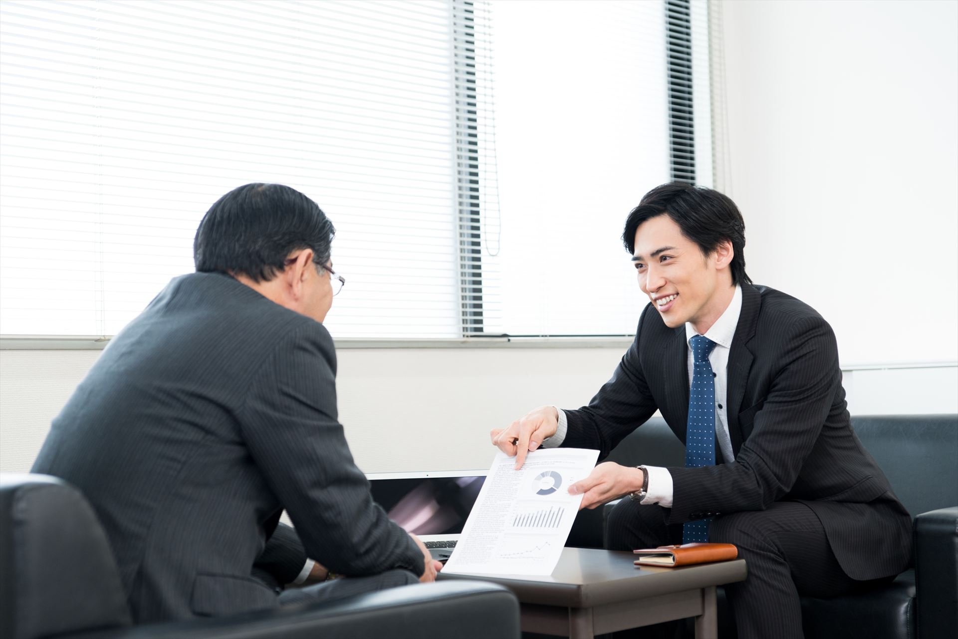 案内する男性スタッフ